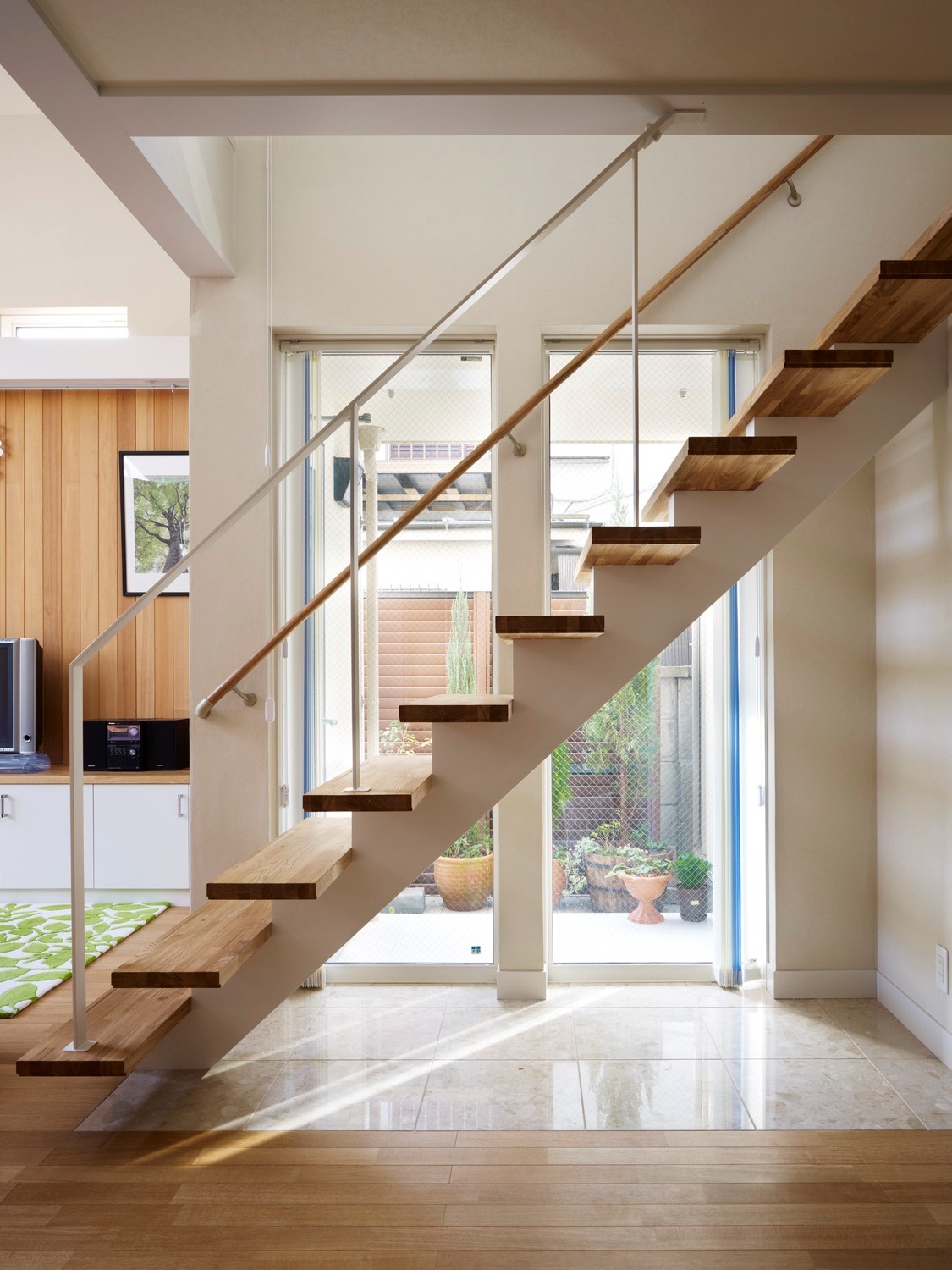 スケルトン階段と光庭 スケルトン階段と光庭